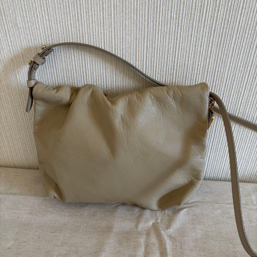 gemeil russet レザーミニショルダーバッグ ベージュ 斜め掛けバッグ