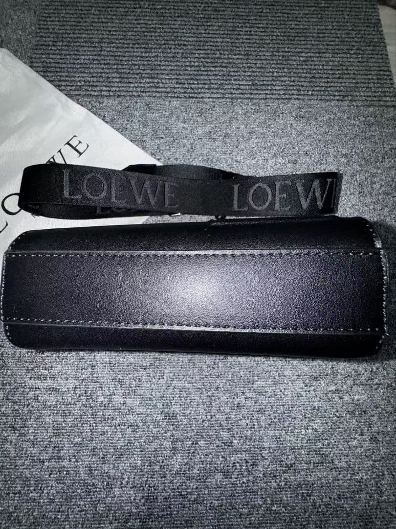 LOEWE ブラックレザー ボディバッグ