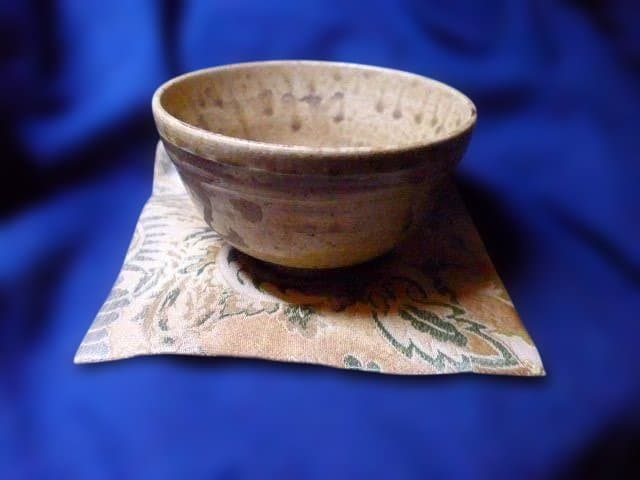 状態の良い黄瀬戸茶碗です。銘は雪月、柳営御物、玄々斎の花押が描かれています。