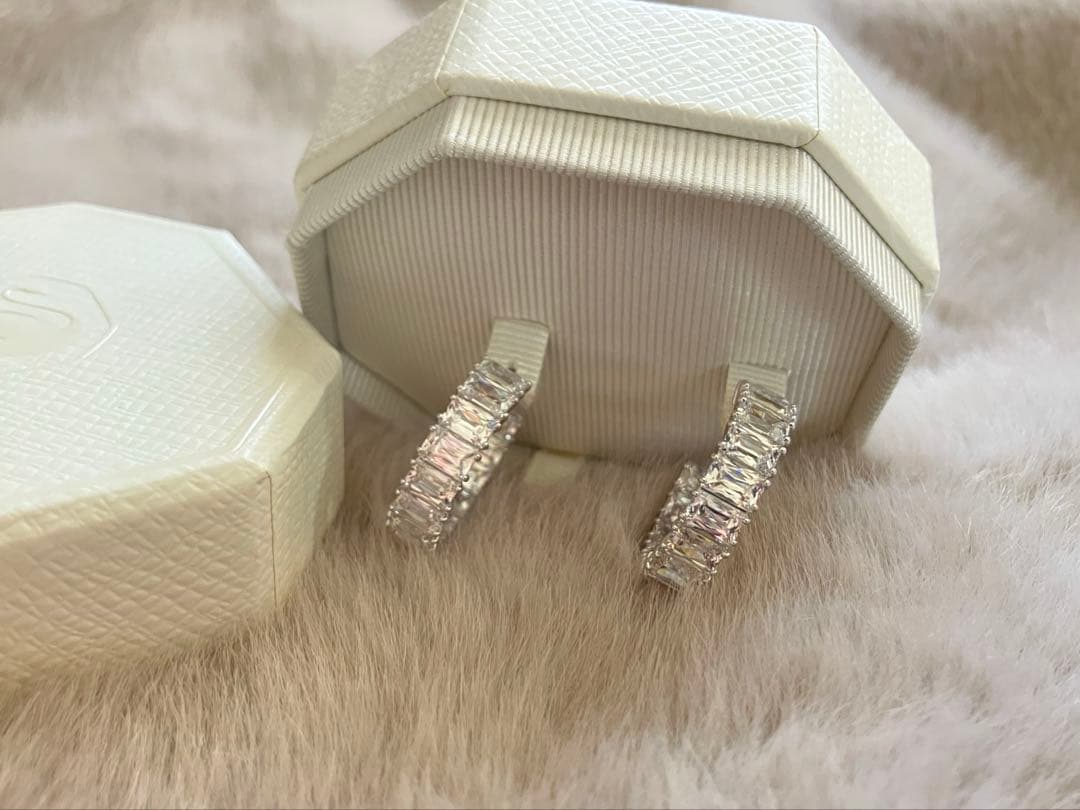 【未使用に限りなく近い】スワロフスキー　フープピアス　シルバー