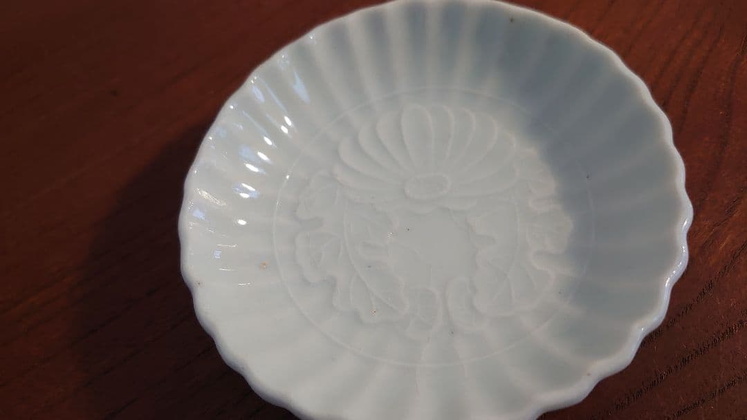白磁　李朝　朝鮮陶器　陽刻　華の図　アンティーク李朝　古伊万里　初期伊万里　１客