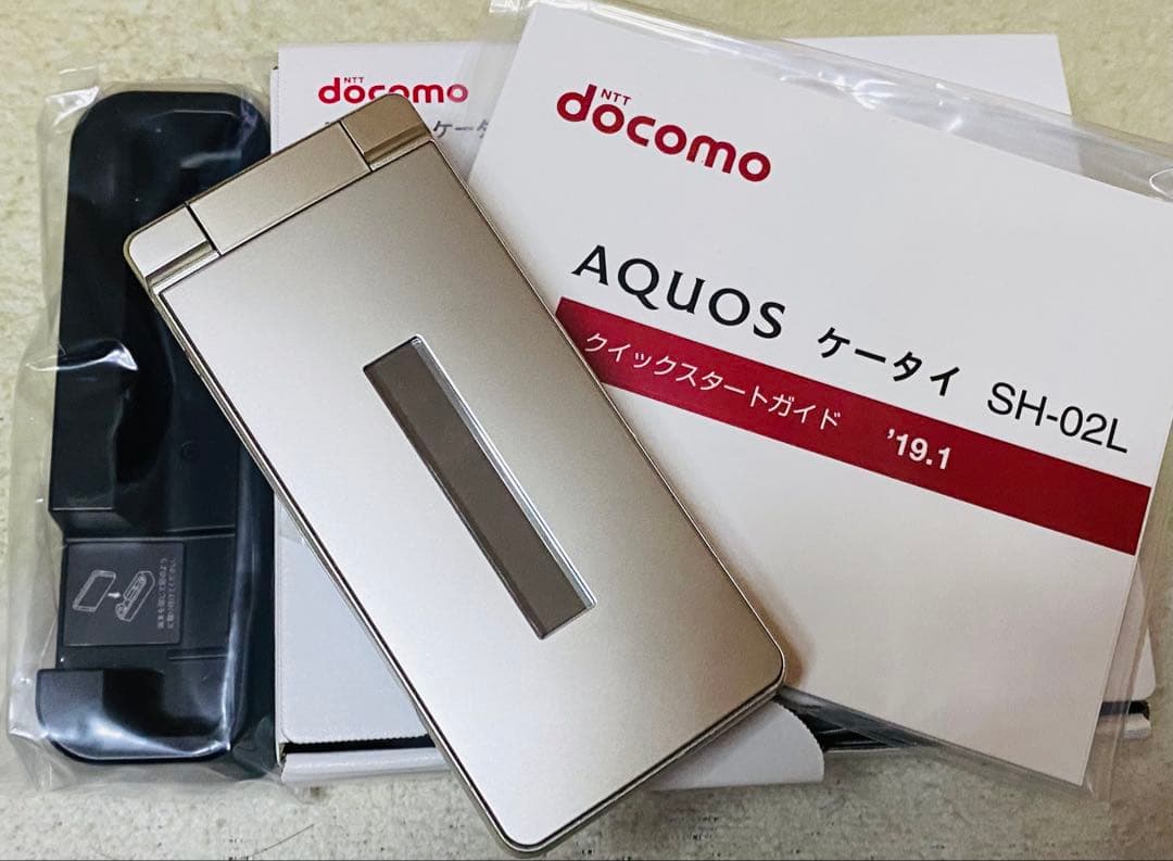 b*8様 ドコモAQUOS SH-02L シルバー本体　ガラホ　箱卓上ホルダ付