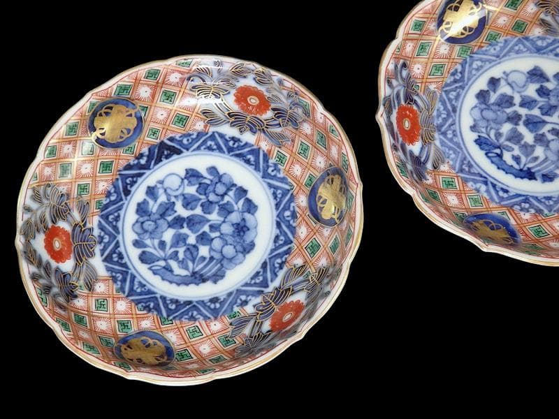 大聖寺伊万里　金襴手　菊花四方襷紋に牡丹の図　４寸皿２枚　E359 AS-CWo