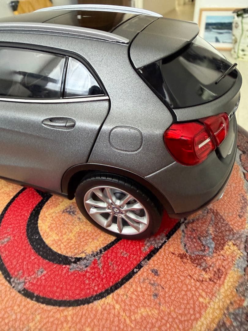 Mercedes-Benz GLA-Klasse ミニカー グレー1/18