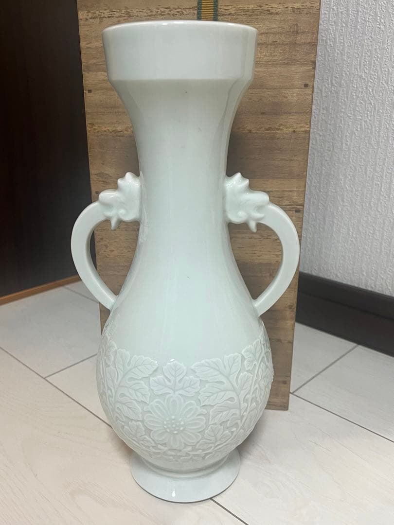 十二代　酒井田　柿右衛門　 太白菊浮上龍手　花瓶　骨董