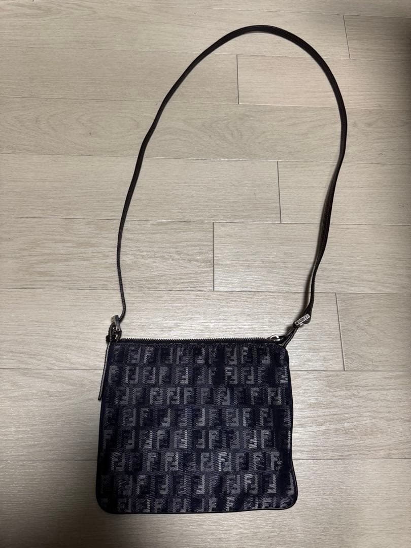フェンディ　ショルダーバッグ ズッキーノ ズッカ柄　光沢　デニム風　青