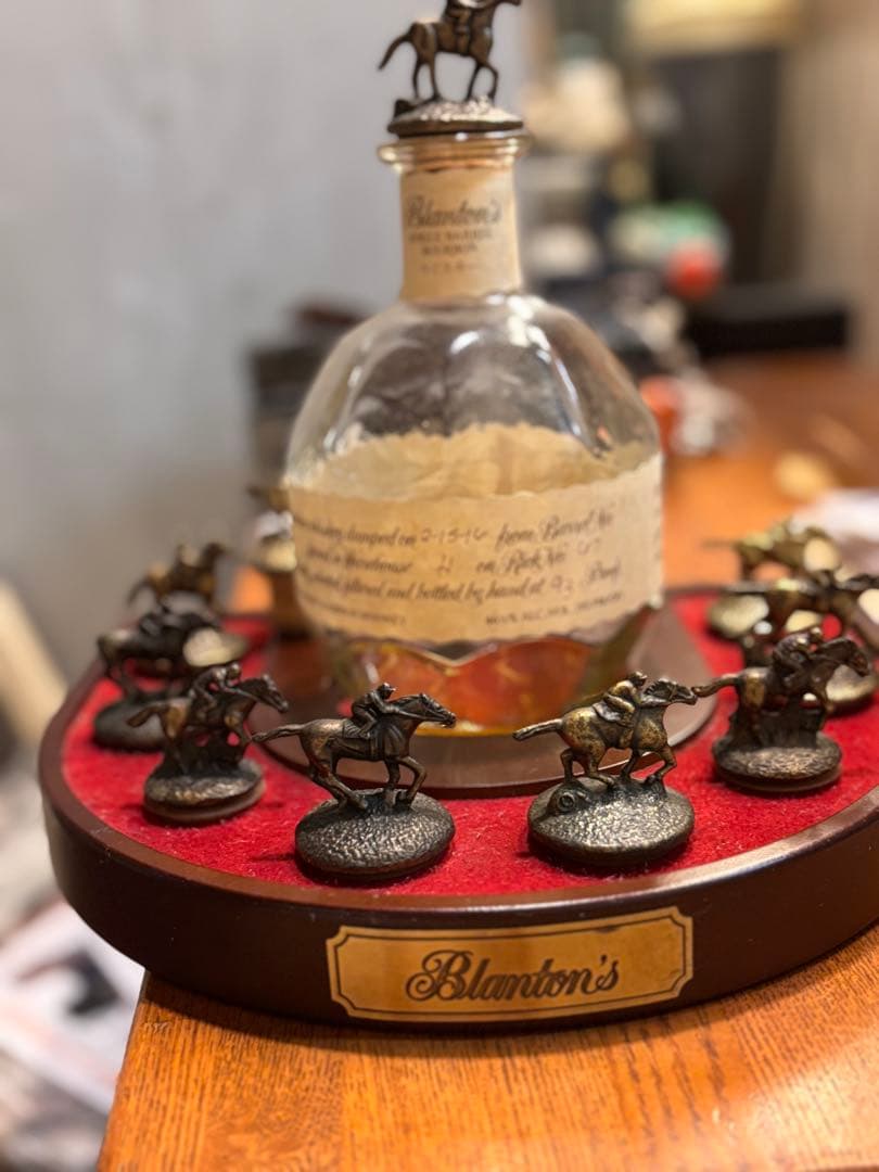 Blanton's ウイスキー空瓶と馬のフィギュア台座セット