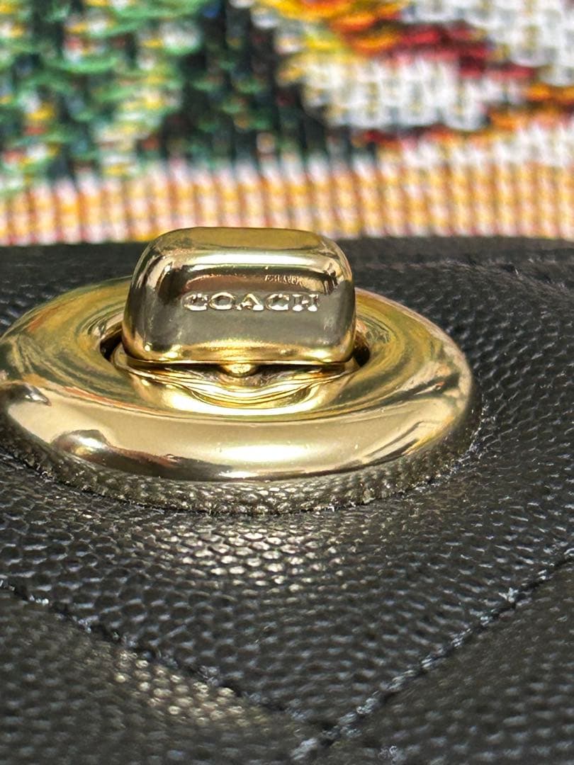 【美品】coach、コーチ、ブラックレザーキルティングゴールドショルダーバッグ