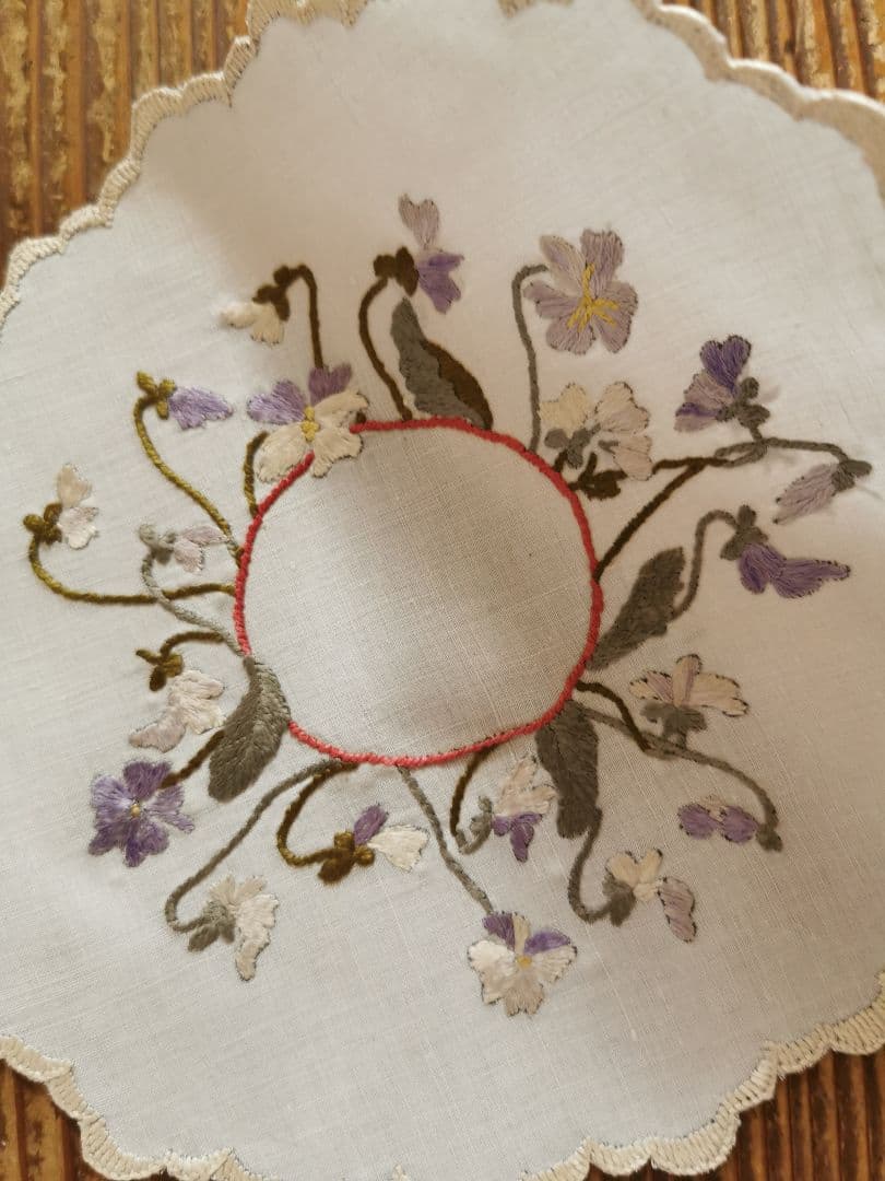 アンティーク ソサイエティシルク刺繍 3色菫 ヴィオラ リネンスカラップドイリー