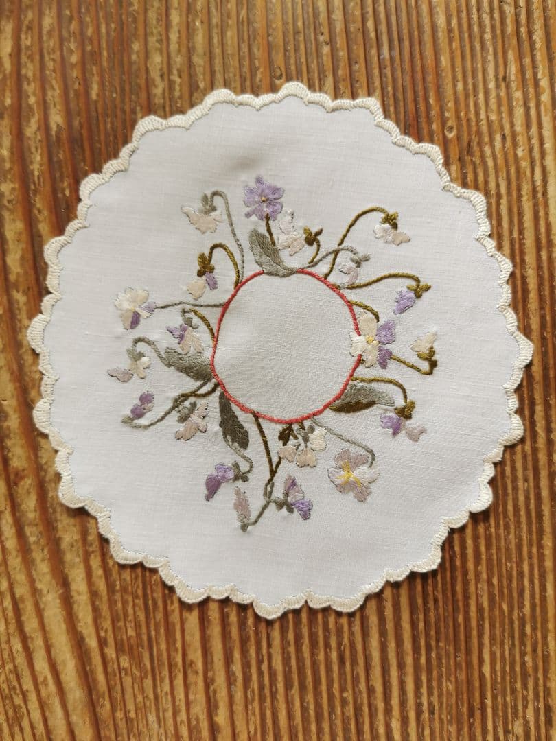 アンティーク ソサイエティシルク刺繍 3色菫 ヴィオラ リネンスカラップドイリー