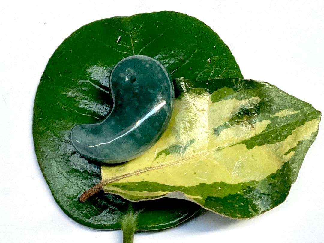 ✳premiumシリーズ幸運の糸魚川翡翠翡翠 美麗 勾玉　再結晶線入り御守りに‼️