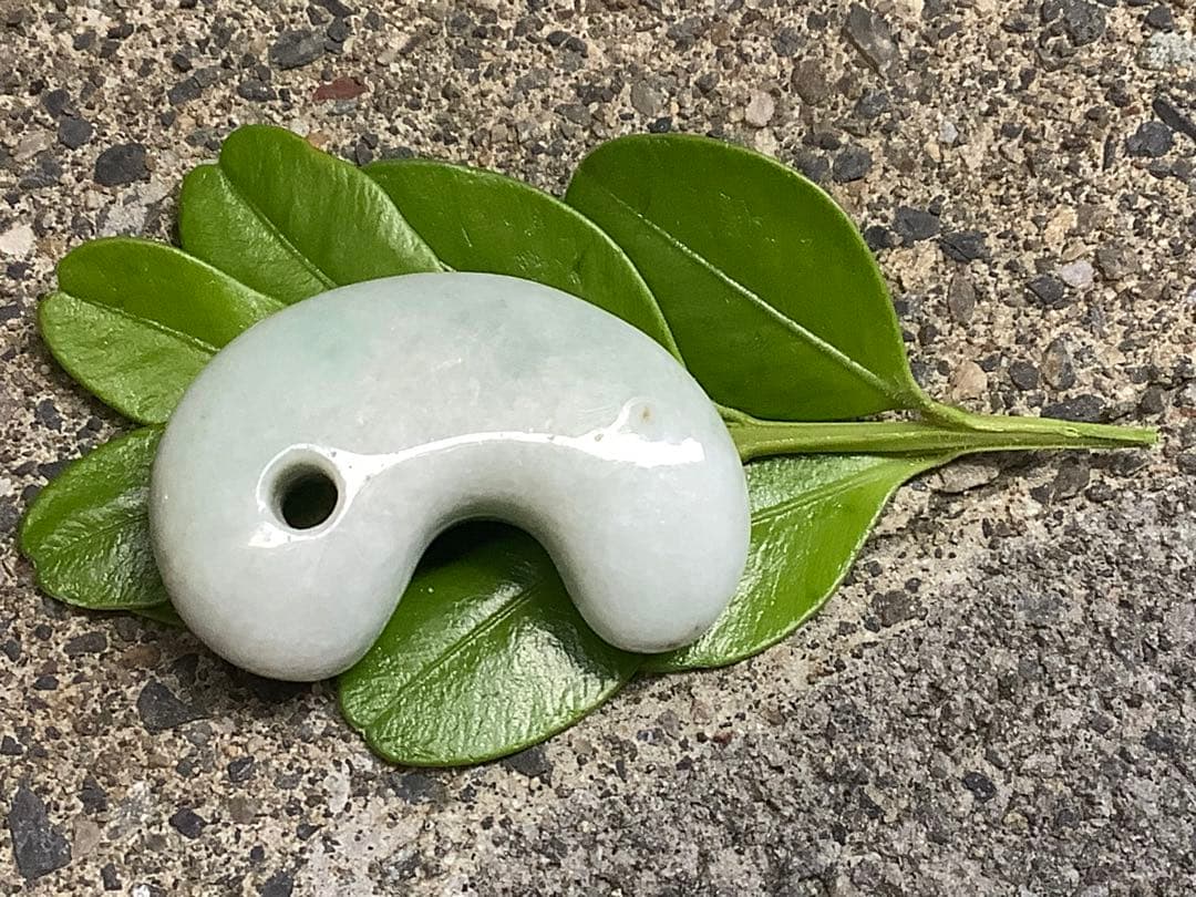 ⭕️神宿る幸運呼の勾玉　糸魚川翡翠ジェダイト　外部鑑定鑑別書取得　縁起物をお身近に