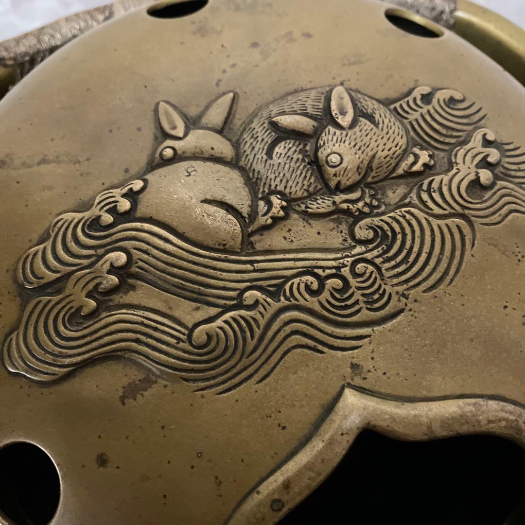 アンティークな黄銅製持ち手付き手焙り（波兎や雷紋などの装飾金工）
