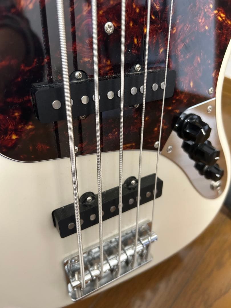 美品　FGN エレキベース ホワイト