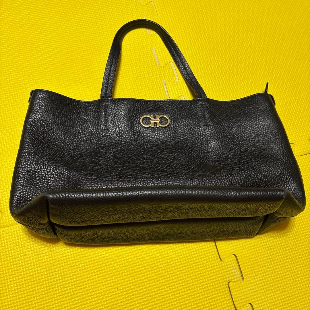 フェラガモ　ブラックレザーハンドバッグ