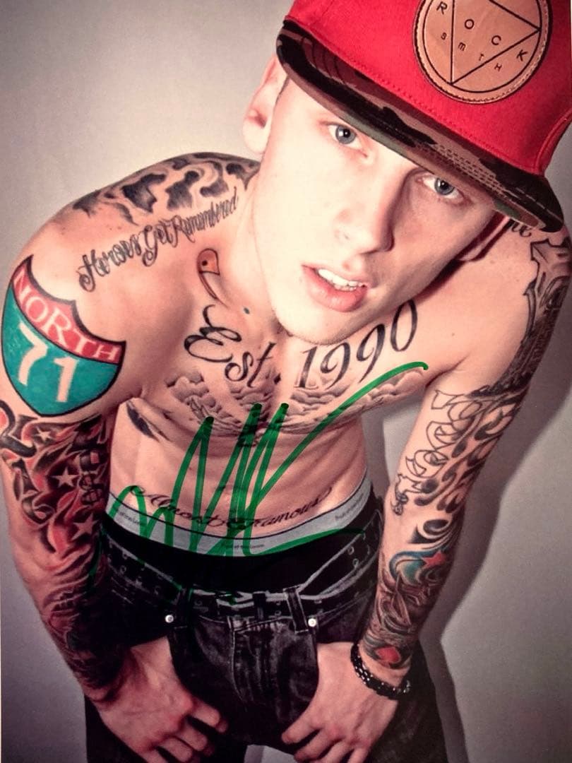 マシン・ガン・ケリー直筆サイン入り2Lサイズ写真…アメリカのラッパー…