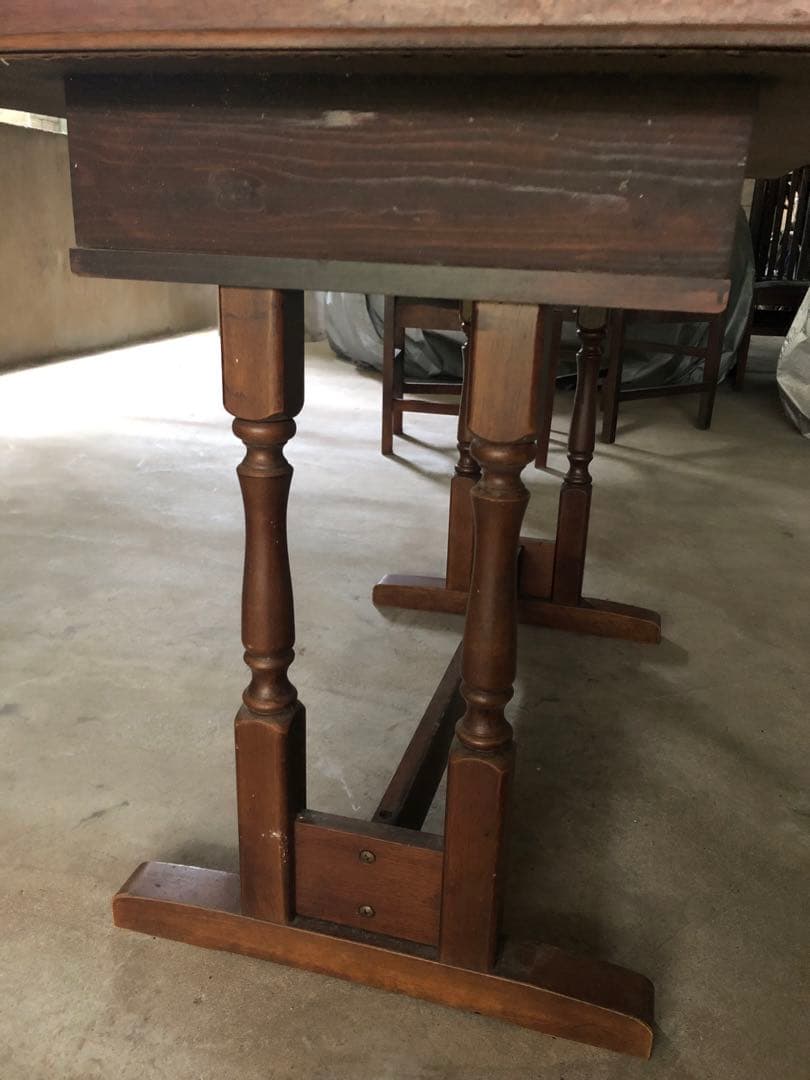 木製ダークブラウンテーブル