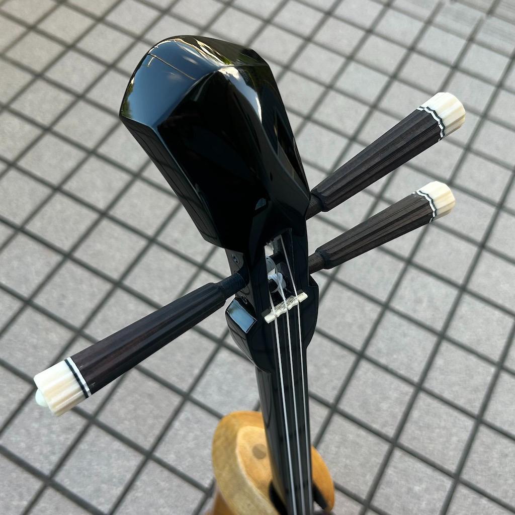 沖縄　三線　カミゲン　カモの口　ユナー　黒木　本皮一枚張り　伝統工芸士