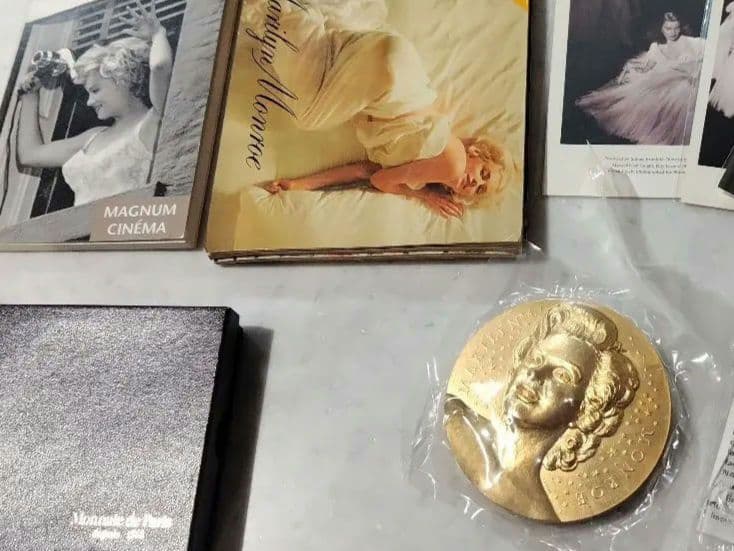 マリリン・モンロー メダルとポストカードセット