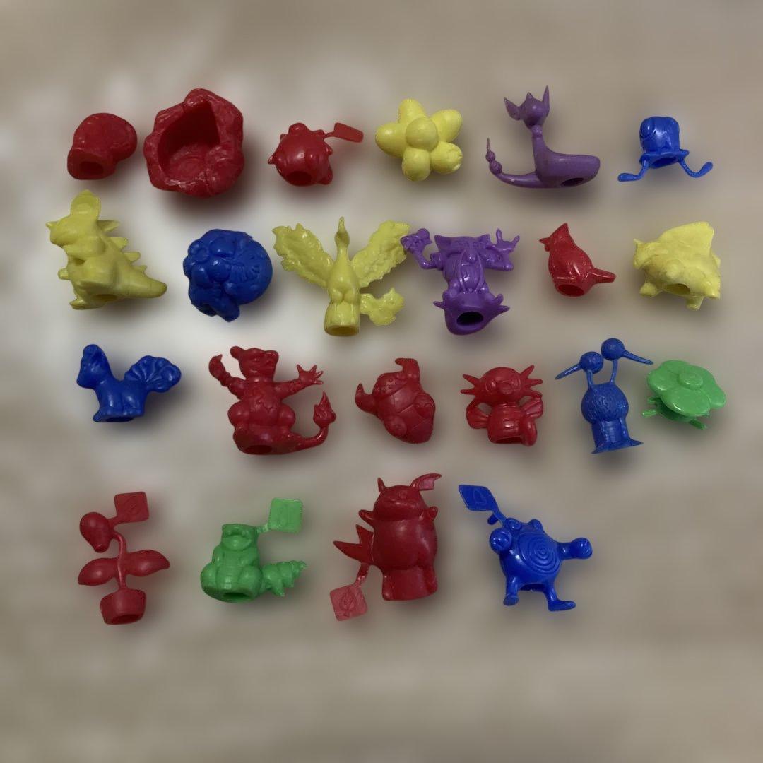 ポケモンガチャ　塩ビ人形　消しゴムフィギュア151種　ピッピ人形　化石　ボール