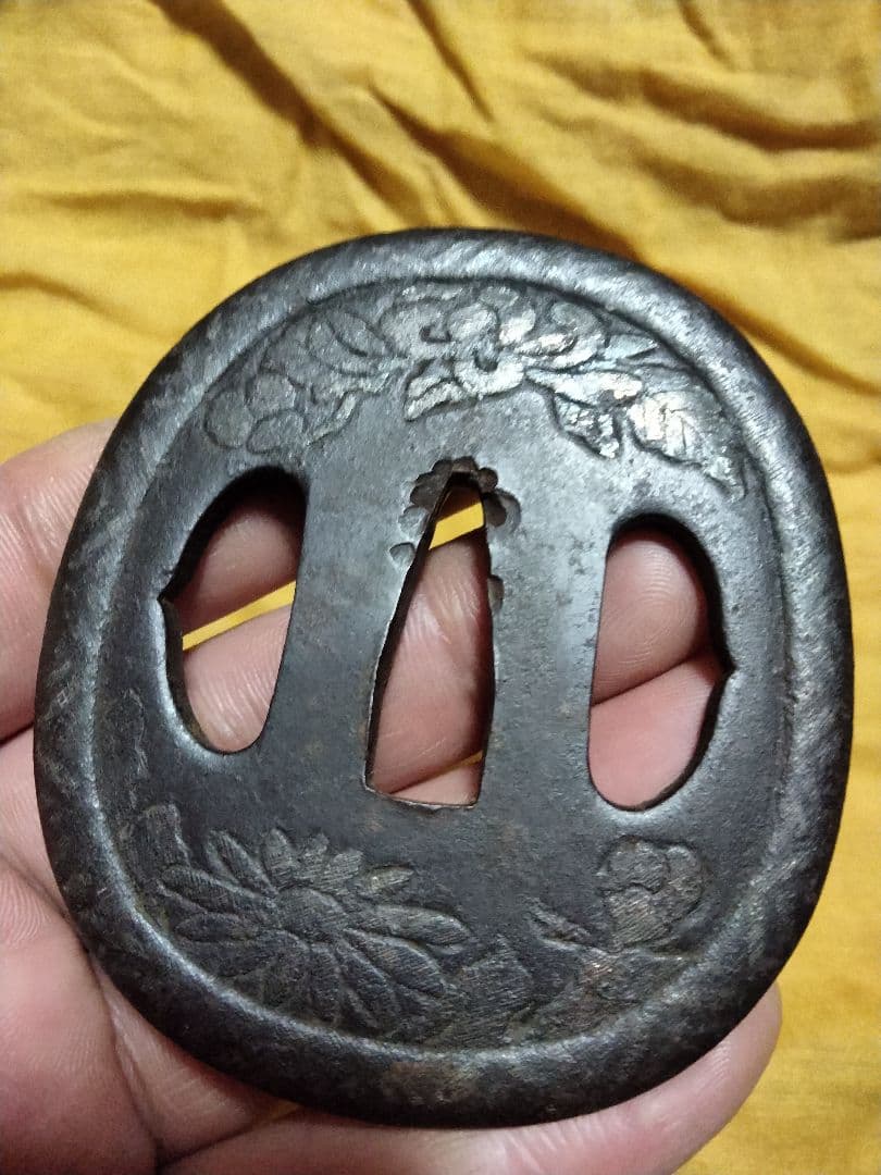 珍品　鉄鍔　鐔　(八代永吉作　菊花象嵌図)　江戸時代　志水永吉　甚吾　箱付き