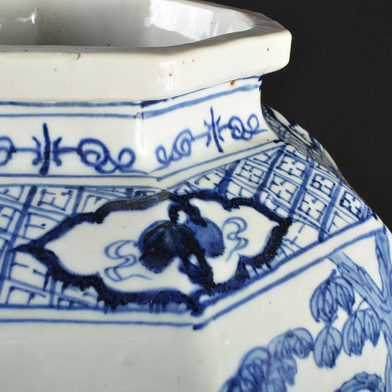 中国　景徳鎮製款　青花　神獣花文　八角面取瓶　高さ約48cm　V　R7338F