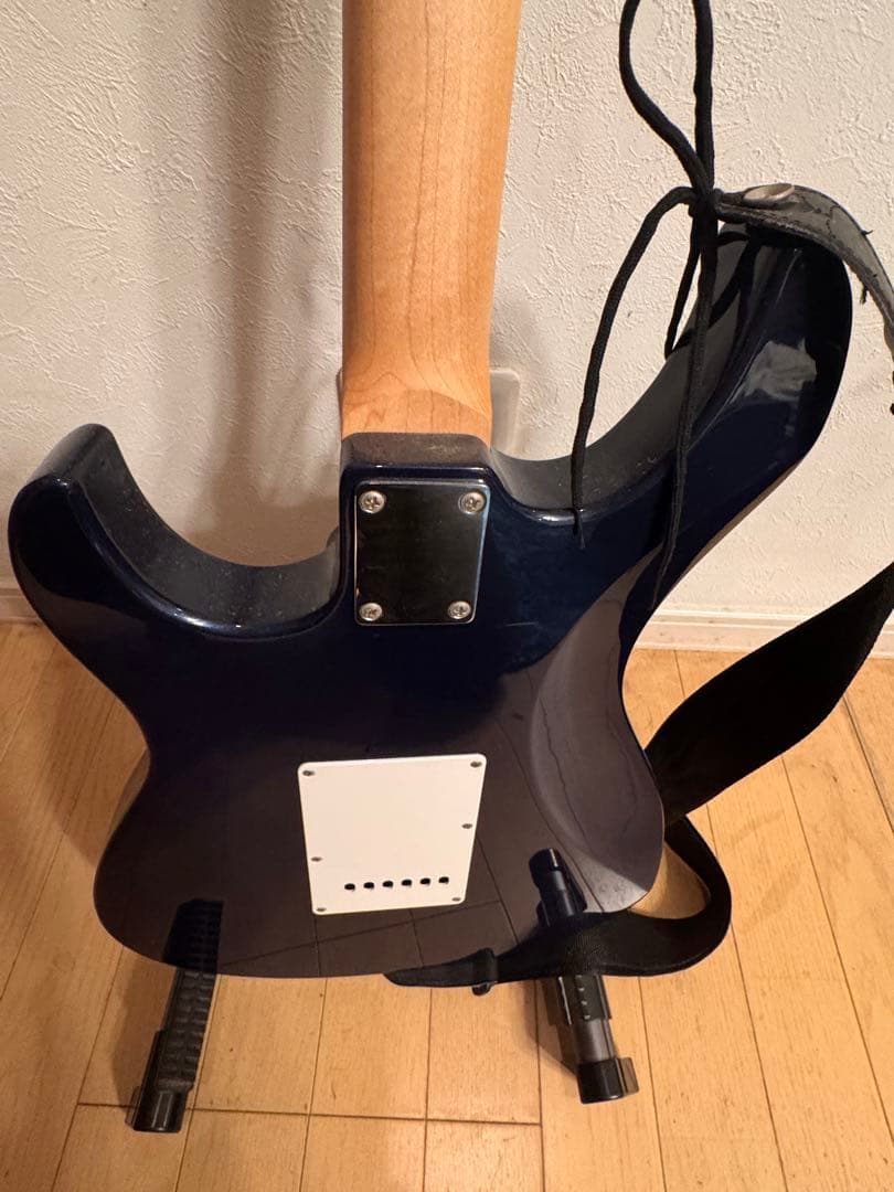 4万円程豪華ヤマハエレキギターとアンプと肩掛けとギター設置ホルダー豪華4点セット