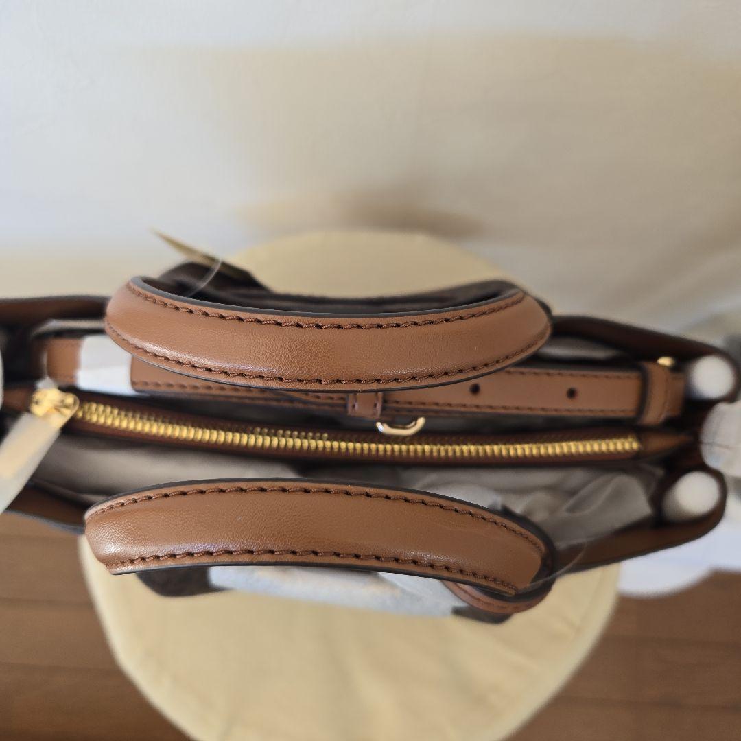 新品タグ付き マイケルコースCARSON センタージップ サッチェル スモール