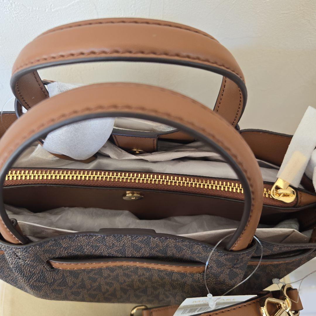 新品タグ付き マイケルコースCARSON センタージップ サッチェル スモール