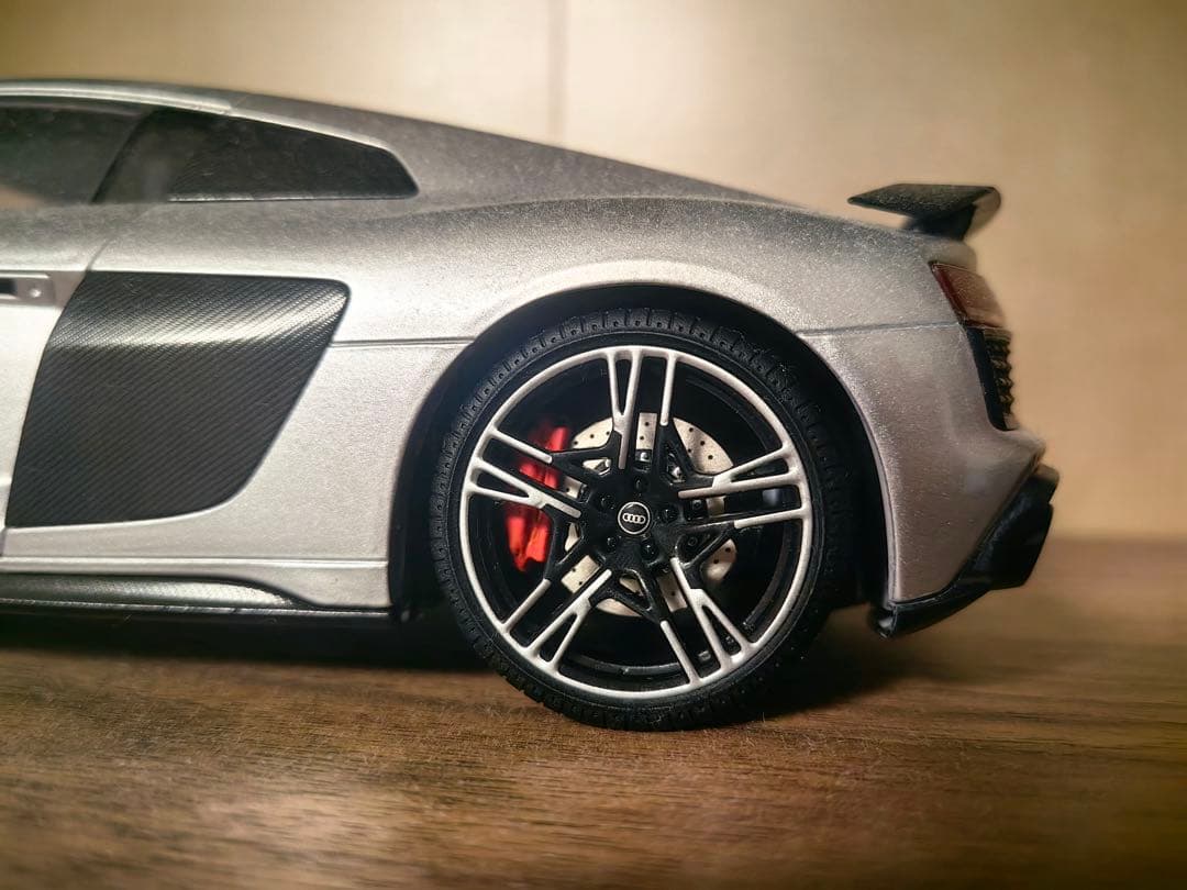 (最終限定値下げ 小汚れ要確認！)1/18アウディ R8 開閉ドア