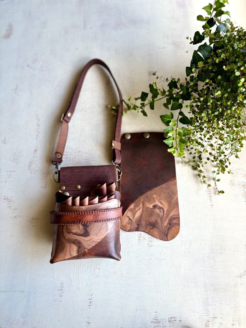 手染めダークチョコ、マーブルの蓋付き大容量シザーケース