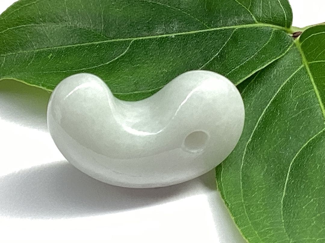 ✳60万円以上の高品質を‼️糸魚川翡翠勾玉*氷　安価卸しにて‼️ 守護石に　鑑別書付