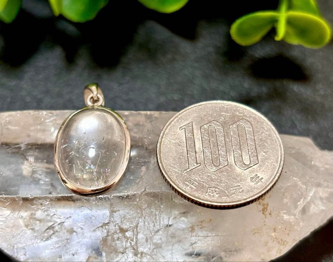 究極品質　オパール最高峰の希少価値　虹のエメラルドグリーンハイアライトオパール