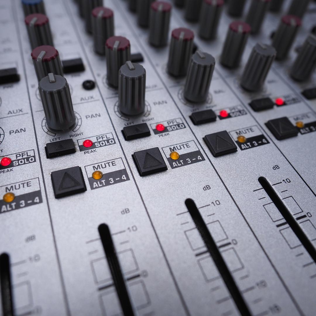 BEHRINGER EURORACK MX2004A 動作確認済 アダプターあり