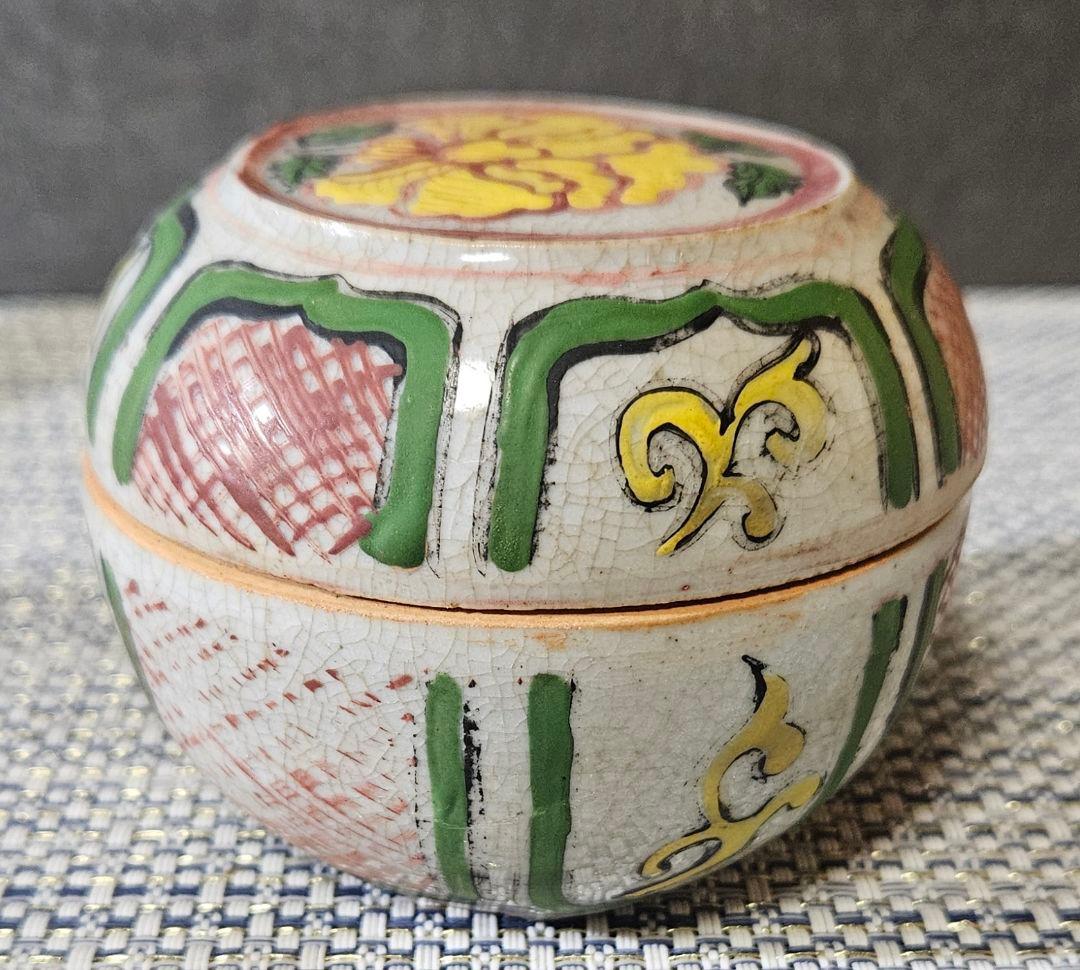 中国古美術　中国古陶磁器　中国南方系　 古安南　色安南　花図　斜線文　香合　合子