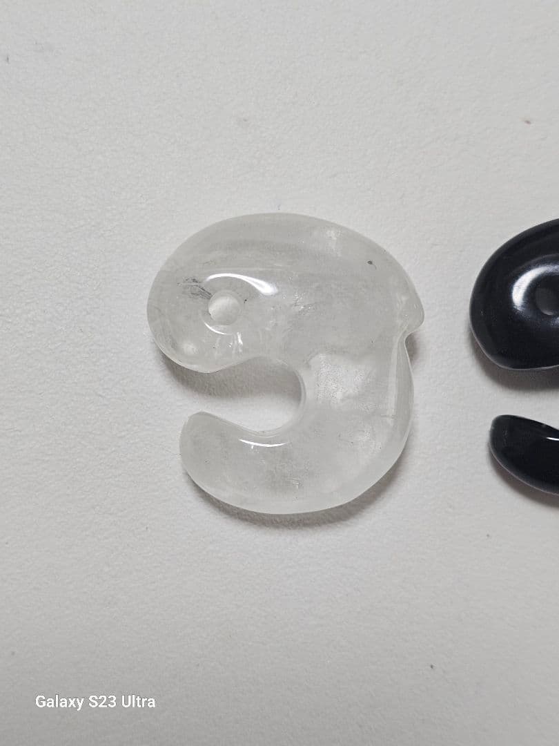 黒平産水晶飛龍勾玉と北海道産黒曜石飛龍勾玉