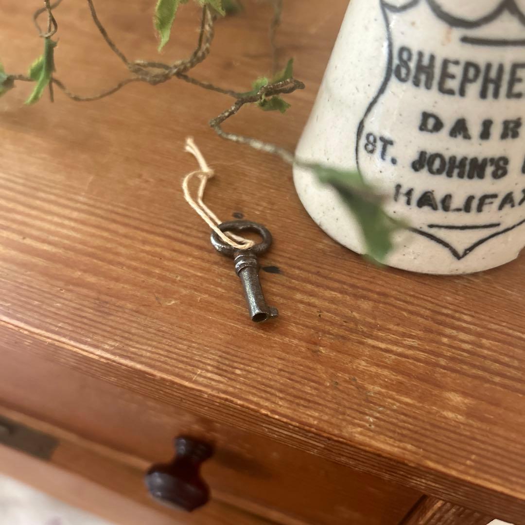 イギリスアンティーク　オールドパイン　鍵付きスモールチェスト