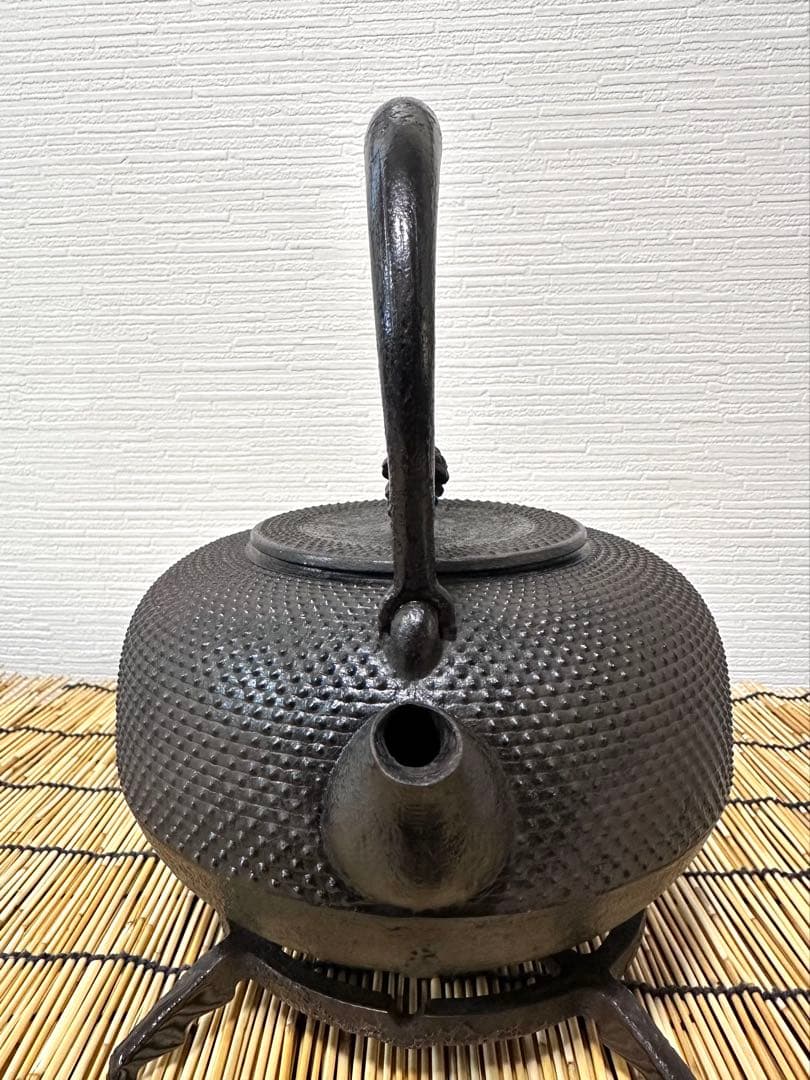 ＵＳＥＤ、良品　南部秀山堂　佐藤 勝弘作　１８型アラレ　鉄瓶　南部鉄瓶　南部鉄器