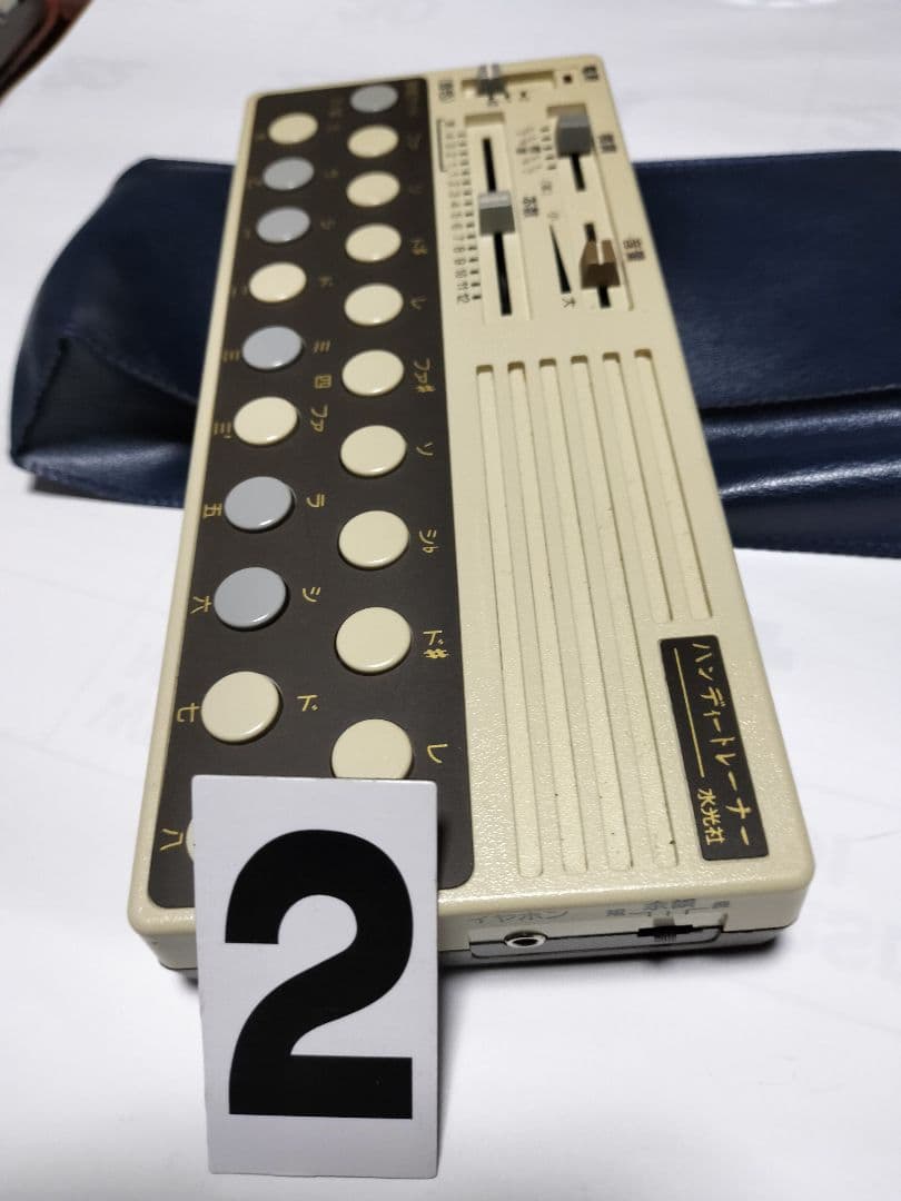 水光社製の詩吟練習用ハンディートレーナー「ST-40」です。