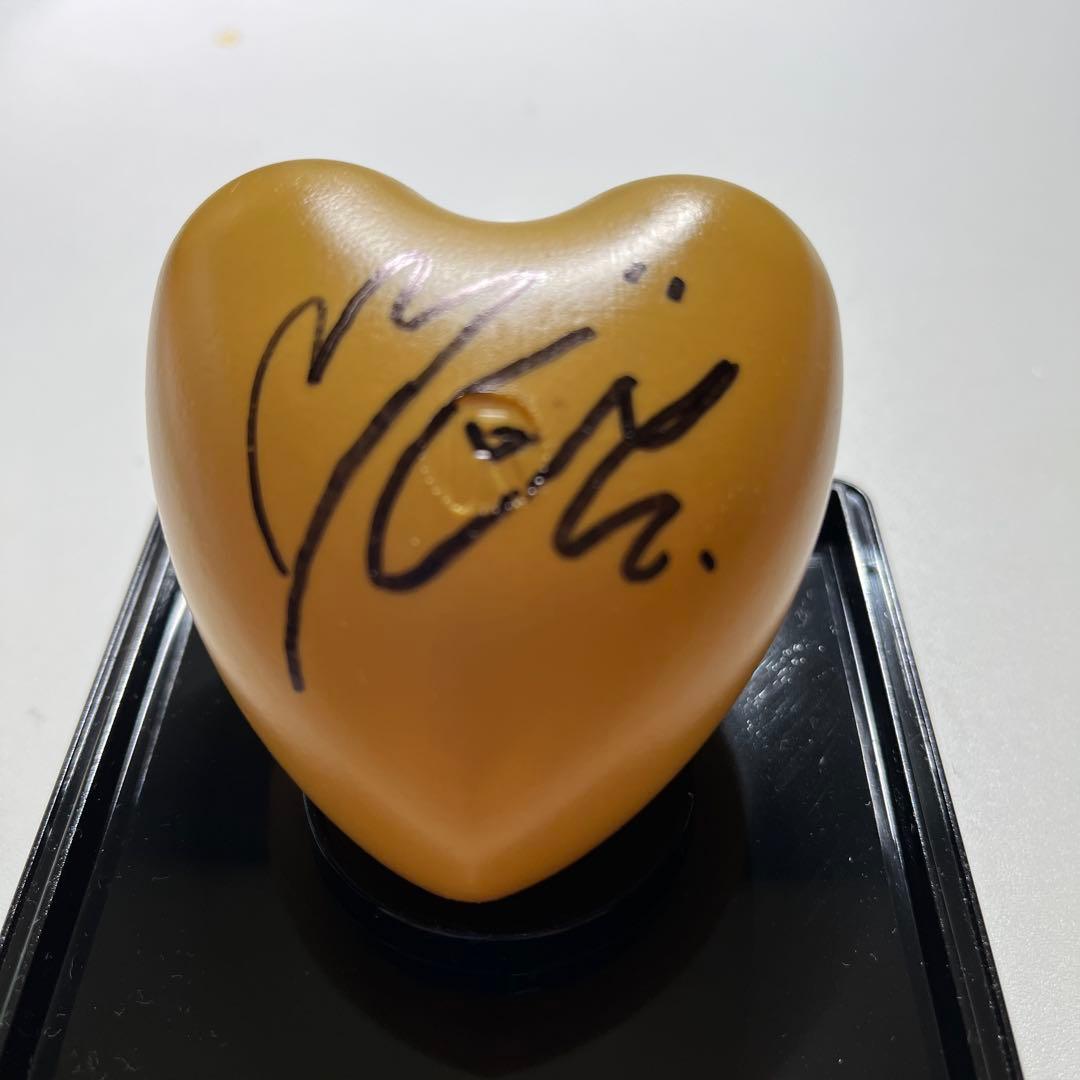 サイン入りハート型アイテム