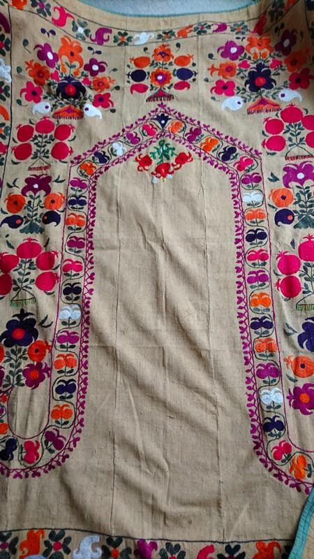 ★B2001★134×180㎝　刺繍布　花柄　大判　壁掛飾　ミフラーブ　 礼拝用