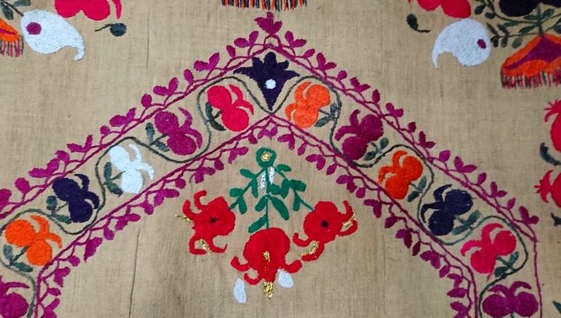 ★B2001★134×180㎝　刺繍布　花柄　大判　壁掛飾　ミフラーブ　 礼拝用