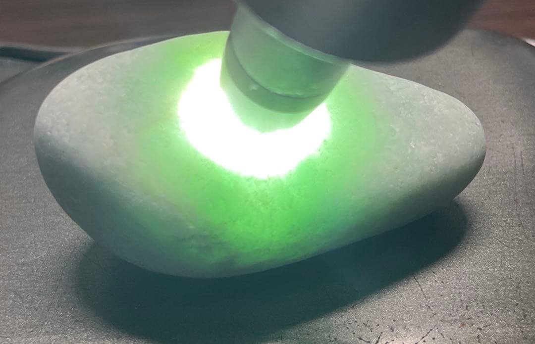 ［白地に明るい緑色］　上質糸魚川翡翠45g ヒスイ　ひすい