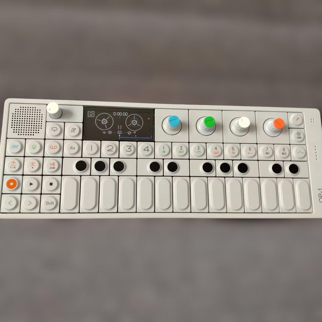OP-1 Teenage Engineering　シンセサイザー ホワイト