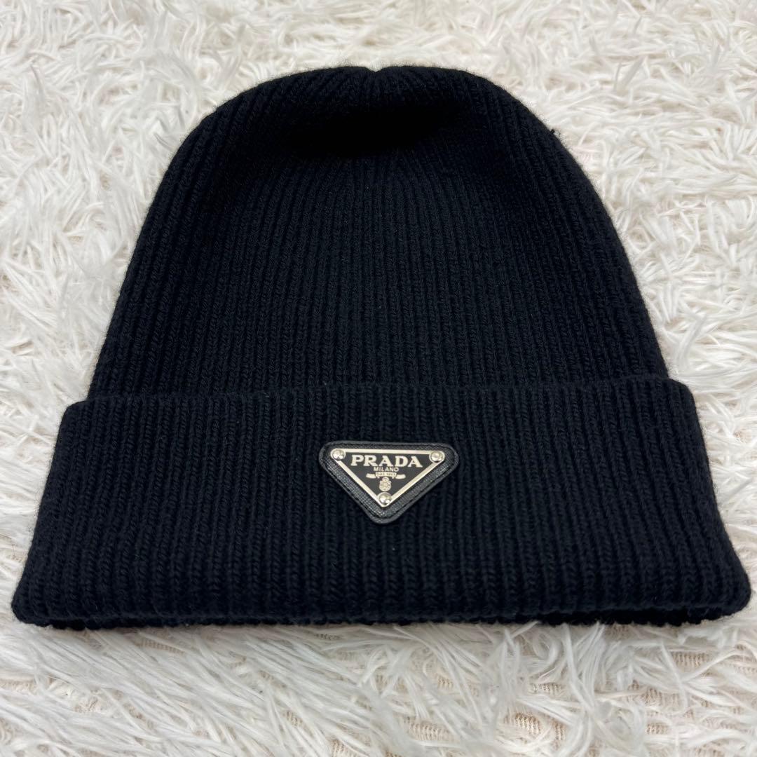【人気】PRADA ニット帽　ロゴ　ブラック　三角　プレート
