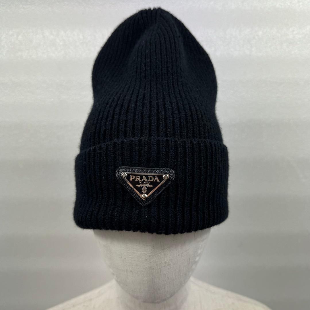 【人気】PRADA ニット帽　ロゴ　ブラック　三角　プレート