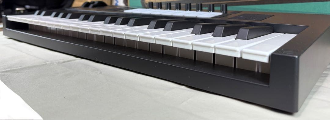 Novation Launchkey 37 MK4 MIDIキーボード