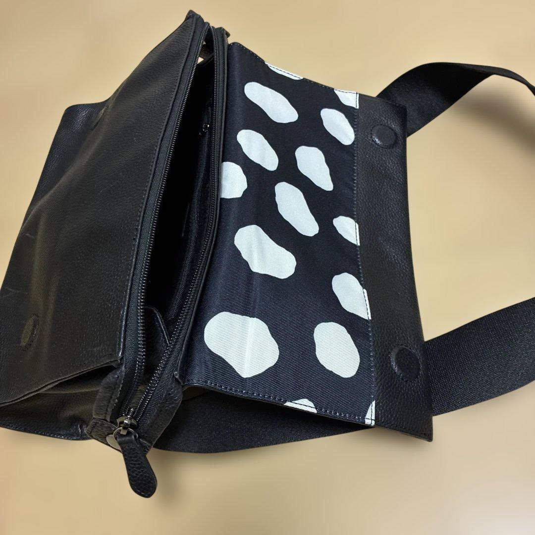 earイアパピヨネ レザーショルダーバッグ