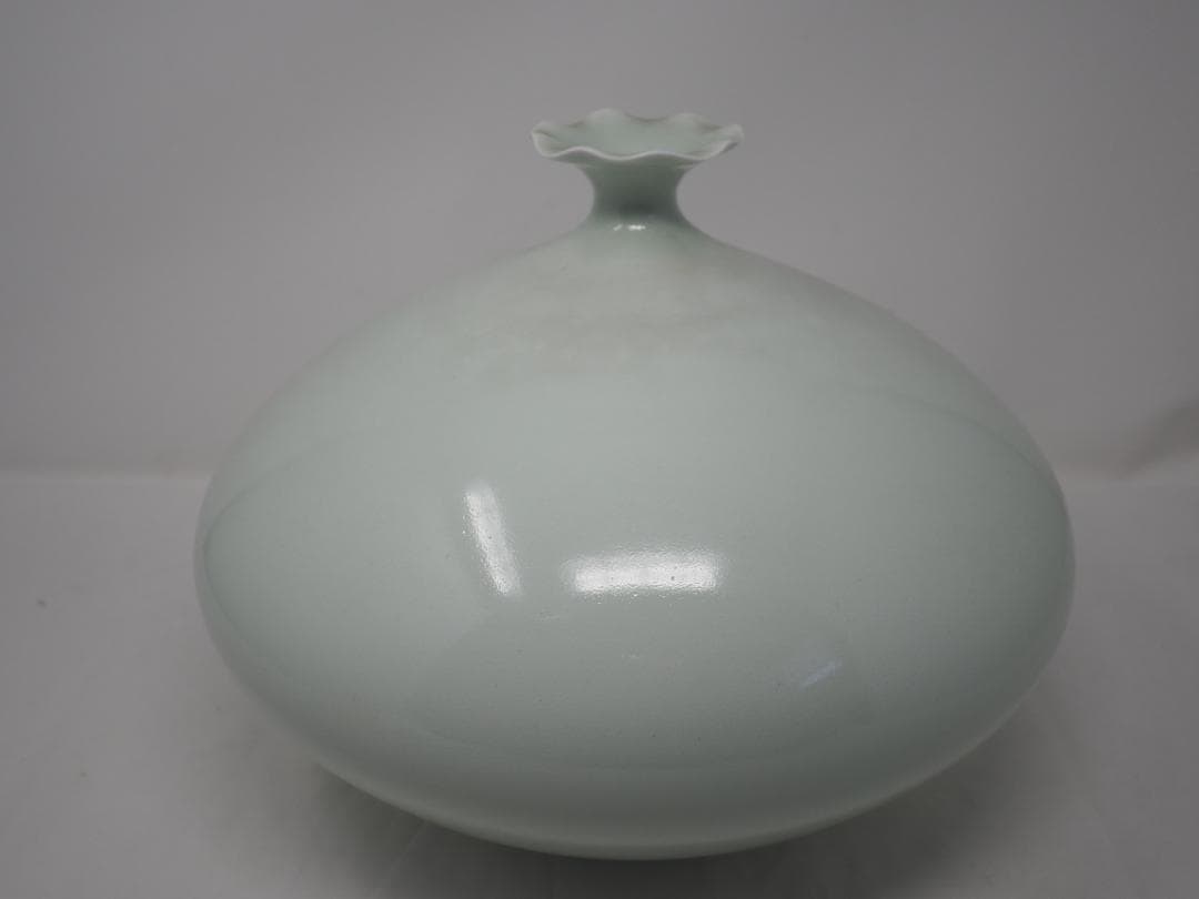 青白磁　染彫　壺　中尾恭純　中仙窯　有田焼