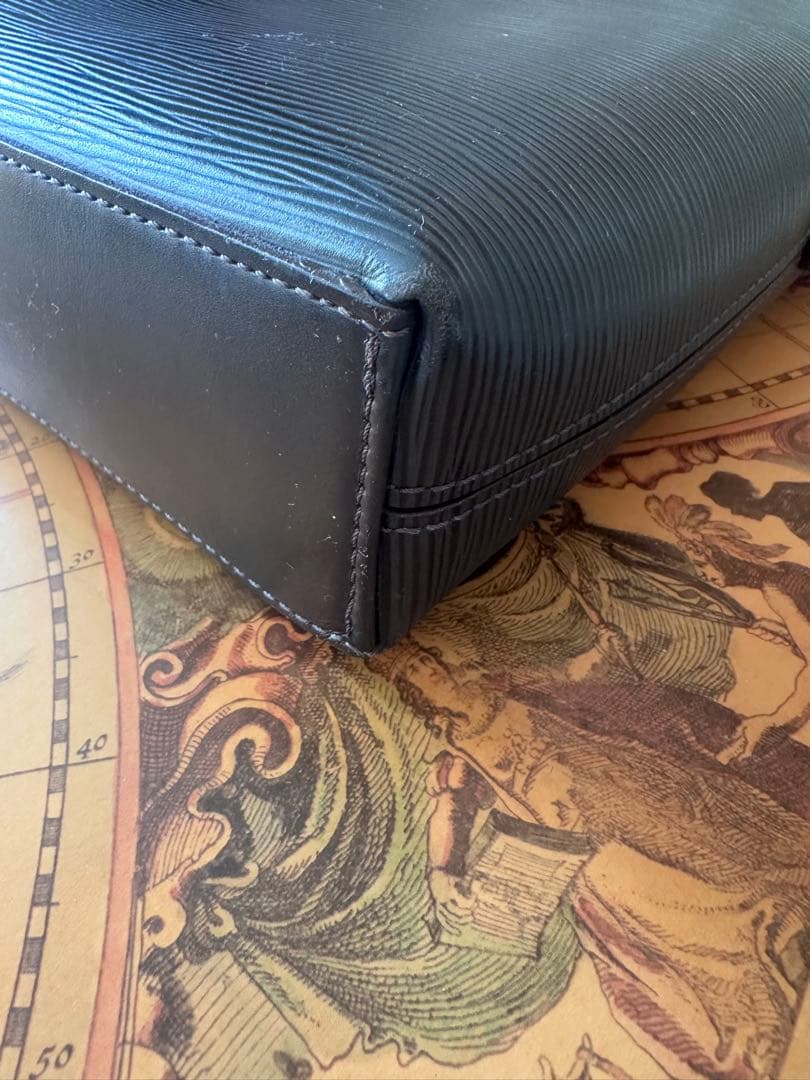 M51177 ルイヴィトン　エピ　ポルトドキュマンpdj レザー　新モデル